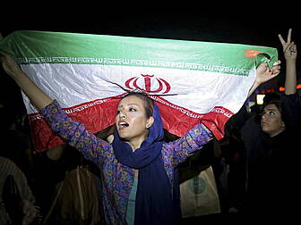 Warning over lifting Iran sanc...
